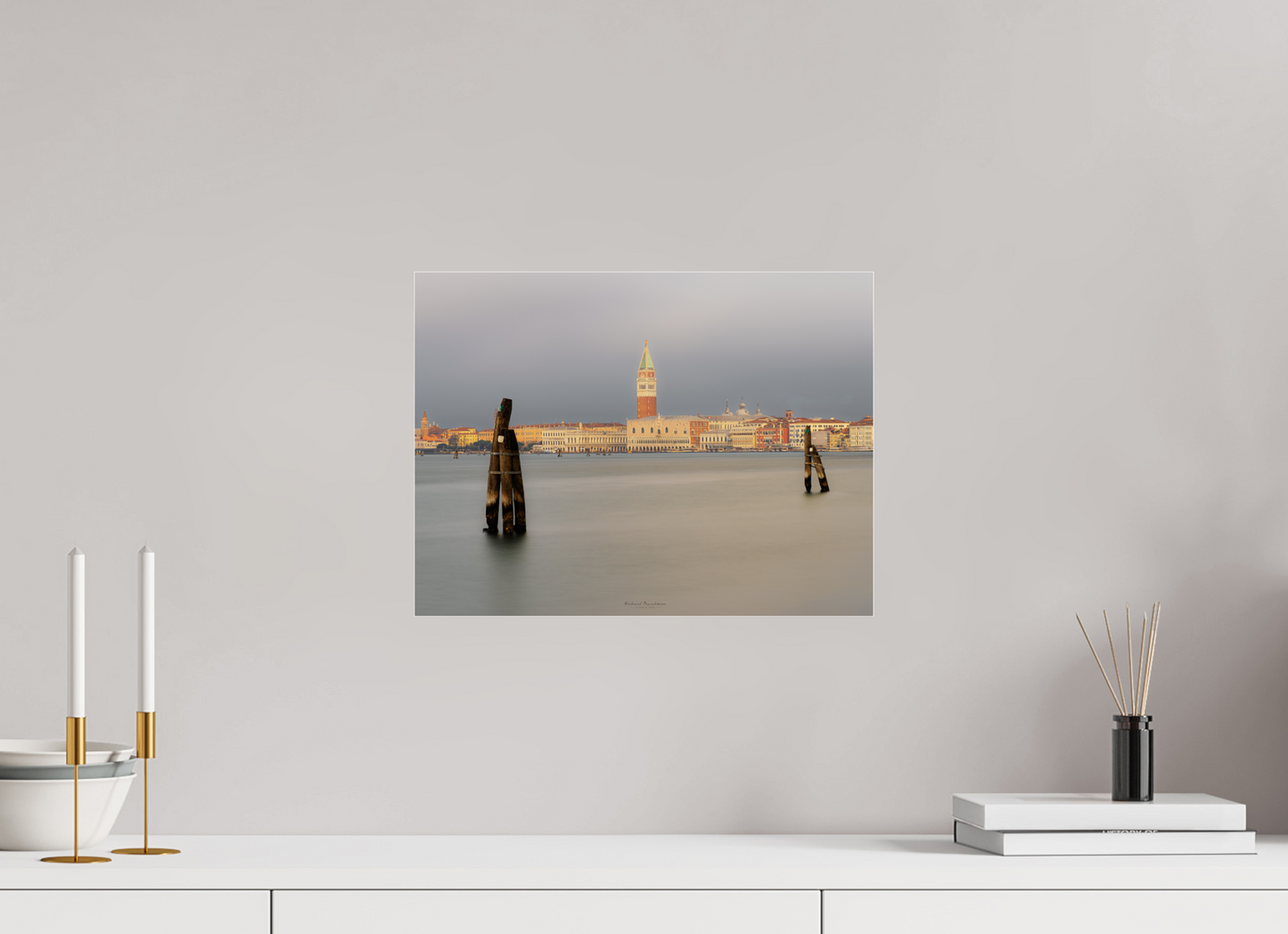 40 x 30 cm, Tirage couleur sur support solide en aluminium, recouvert d’une protection transparente (plexiglas). Venise au crépuscule : vue sur le Campanile et la lagune
