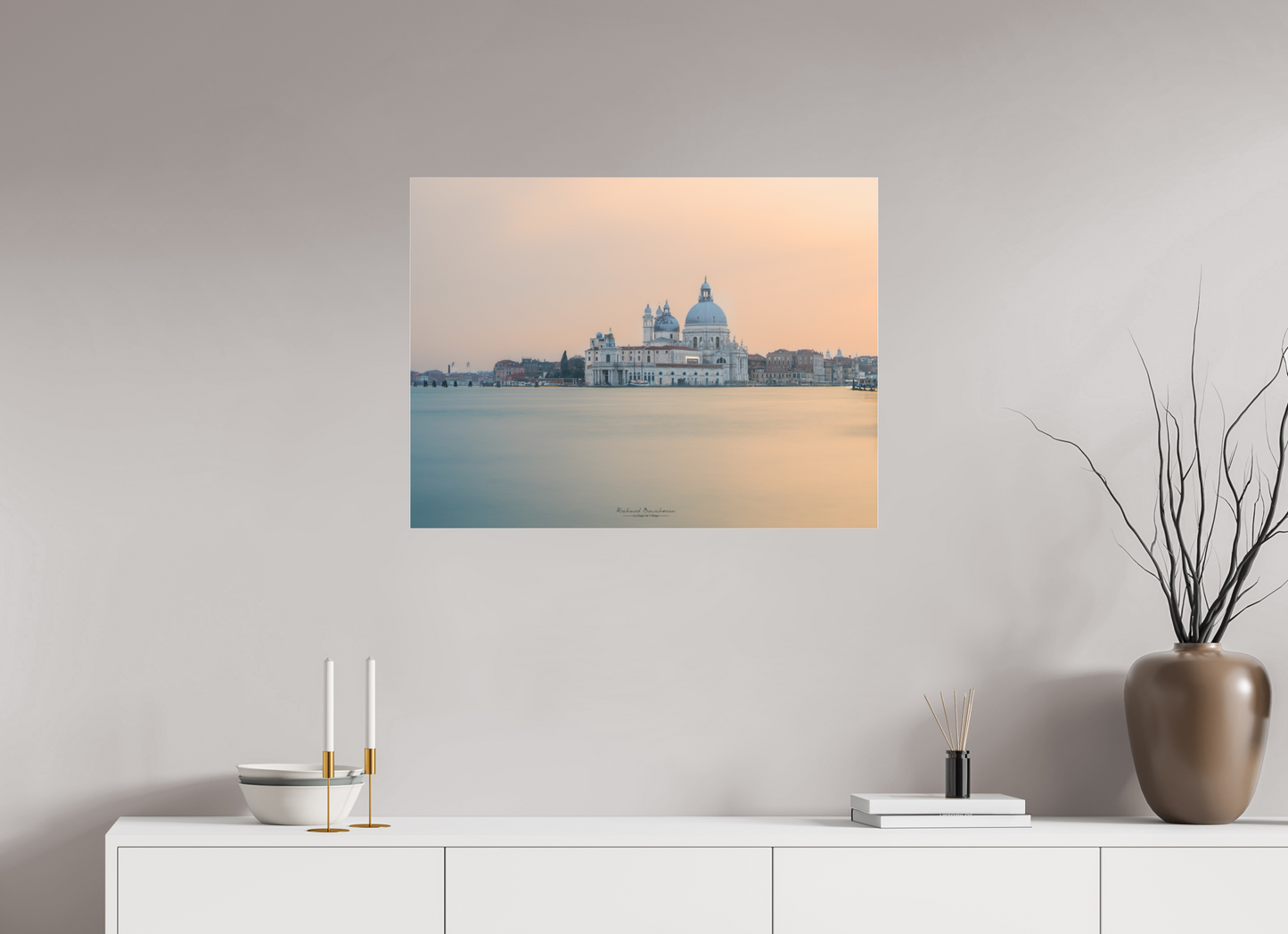 80 x 60 cm, Tirage couleur sur support solide en aluminium, recouvert d’une protection transparente (plexiglas). Venise, souffle de lumière sur la Salute