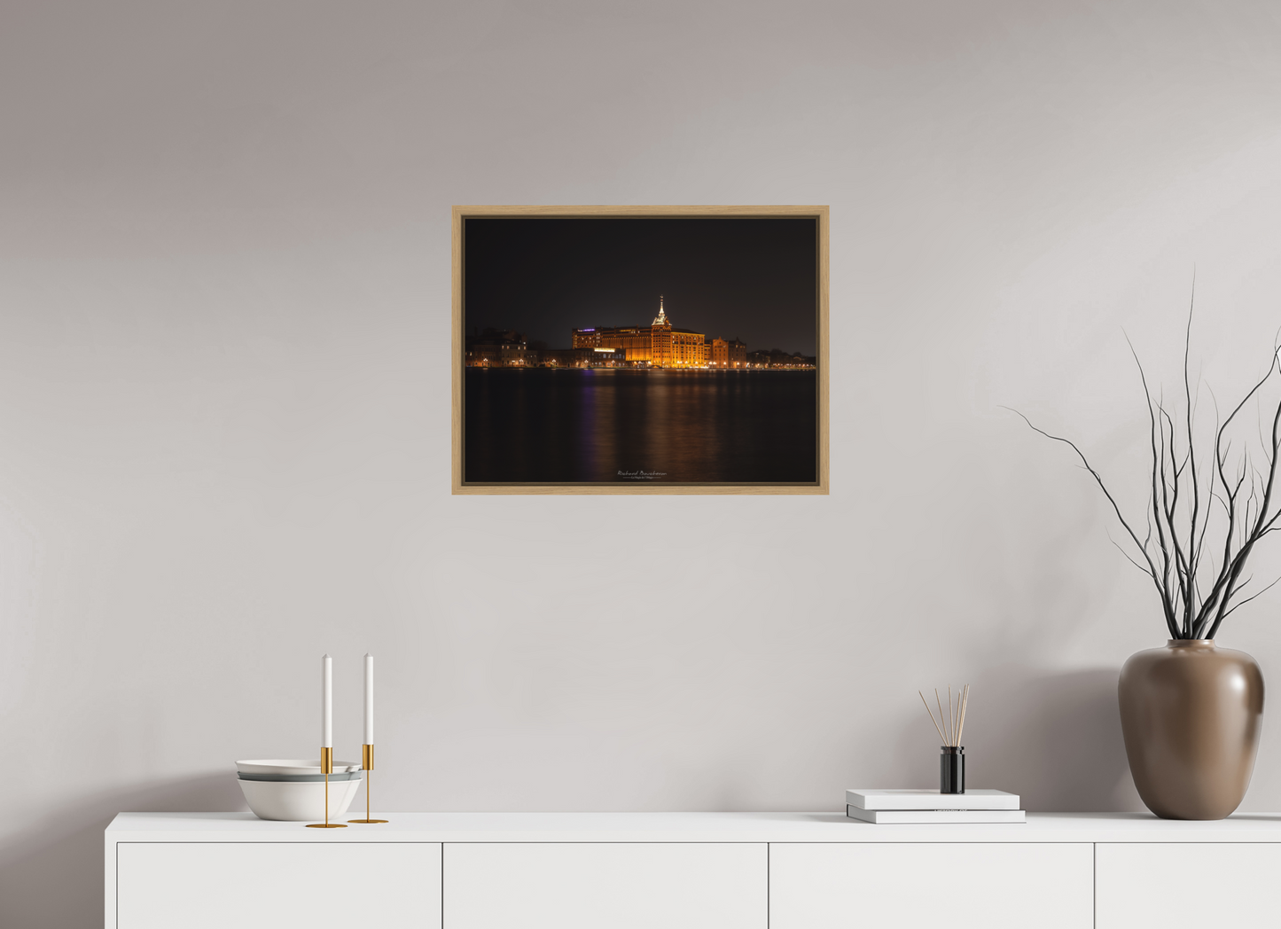 60 x 45 cm, Impression sur support rigide (Forex) avec cadre élégant type “caisse américaine” “Architecture historique illuminée de nuit – Reflets sur le canal et ambiance sereine”