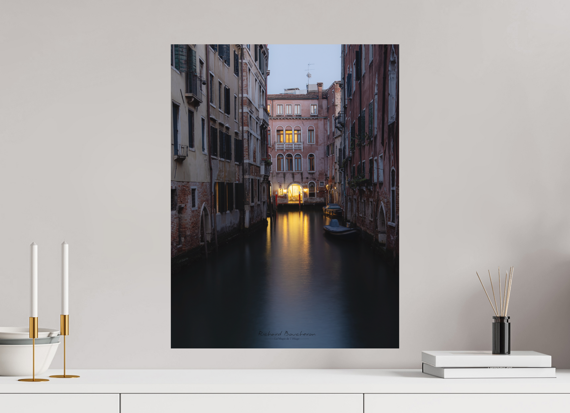 45 x 60 cm, Impression directe couleur ou noir et blanc sur plaque d'aluminium (Solidité-Durabilité) Venise au Crépuscule : Canal Illuminé et Atmosphère Romantique