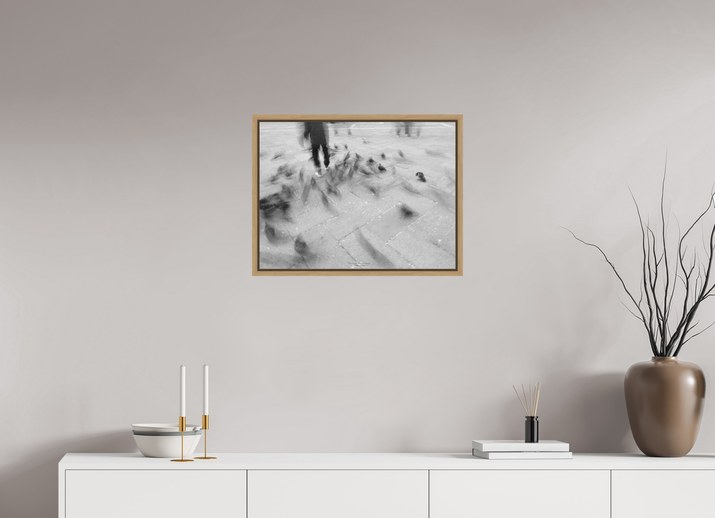 60 x 45 cm, Impression sur support rigide (Forex) avec cadre élégant type “caisse américaine” Les pigeons de la place St Marc – Photographie en noir et blanc