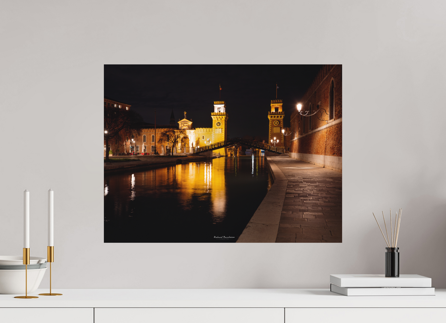 60 x 45 cm, Impression directe couleur ou noir et blanc sur plaque d'aluminium (Solidité-Durabilité) Venise nocturne – L’Arsenal illuminé et ses ponts historiques