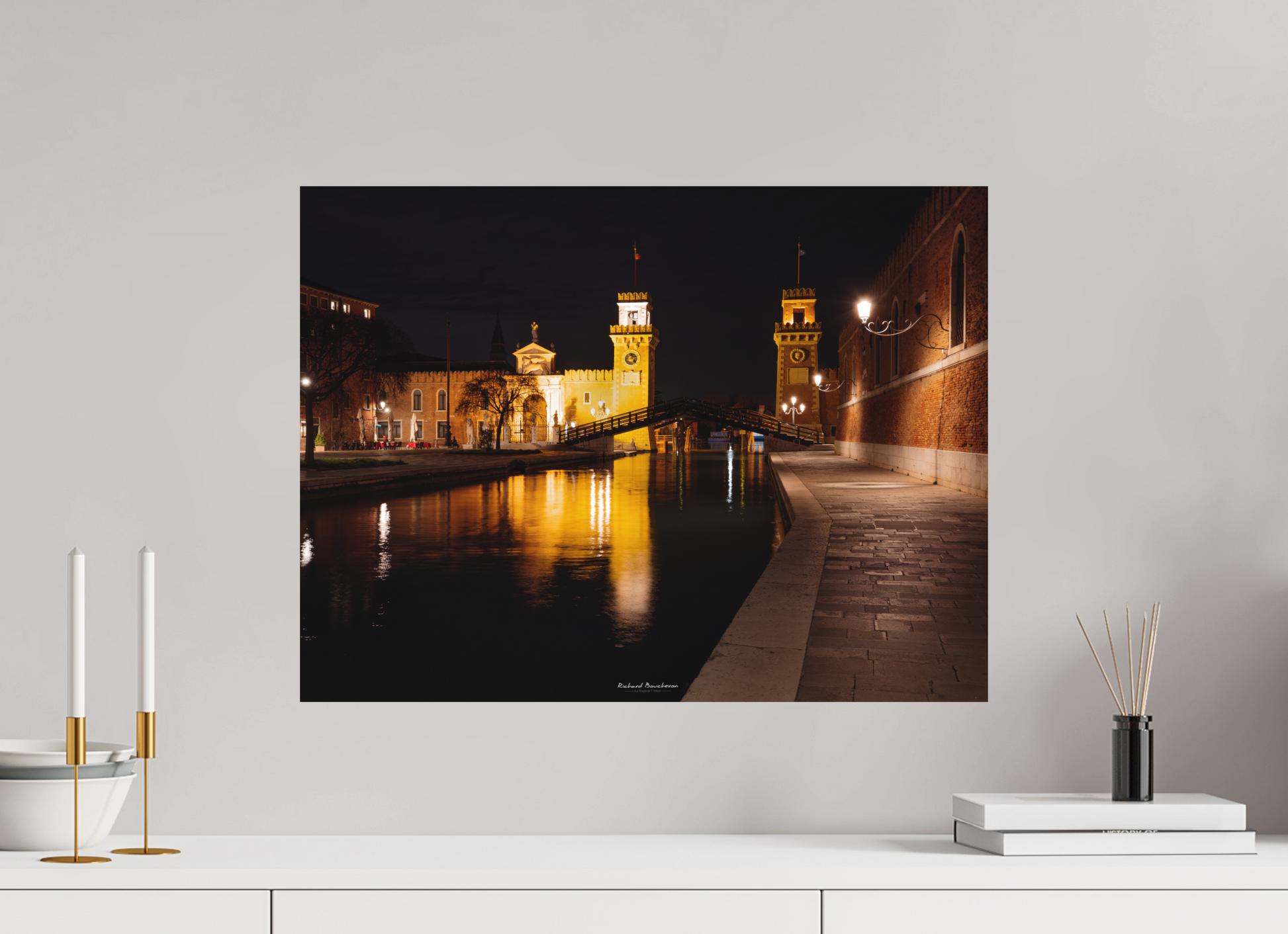 60 x 45 cm, Impression directe couleur ou noir et blanc sur plaque d'aluminium (Solidité-Durabilité) Venise nocturne – L’Arsenal illuminé et ses ponts historiques
