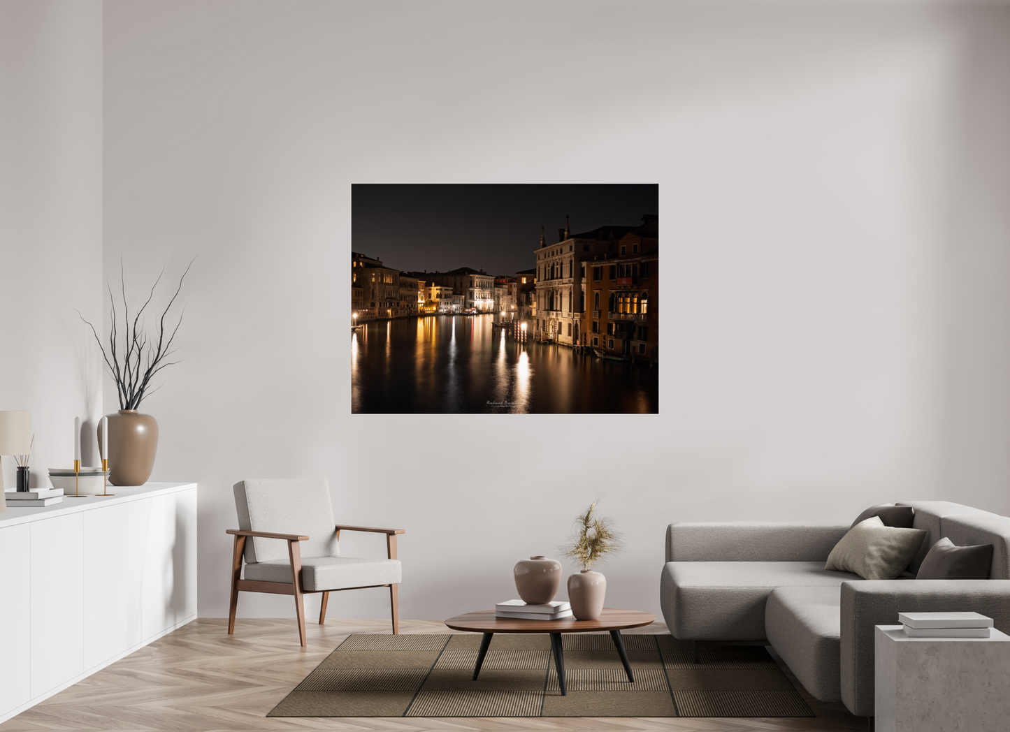 160 x 120 cm, Tirage couleur sur support solide en aluminium, recouvert d’une protection transparente (plexiglas). Venise by night – Reflets dorés sur le Grand Canal