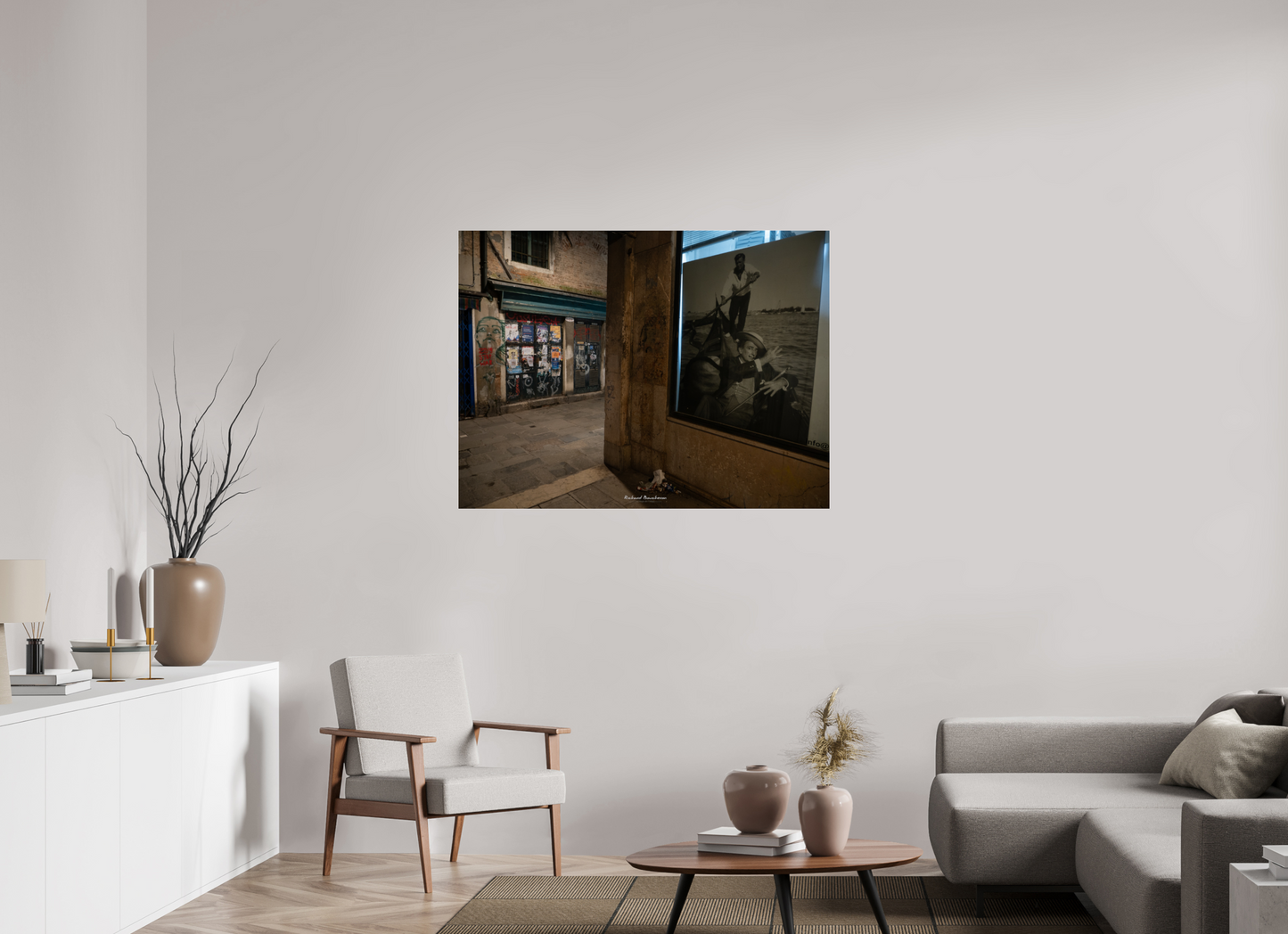 120 x 90 cm, Tirage couleur sur support solide en aluminium, recouvert d’une protection transparente (plexiglas). “Venise entre ombre et mémoire : art urbain et gondole intemporelle”