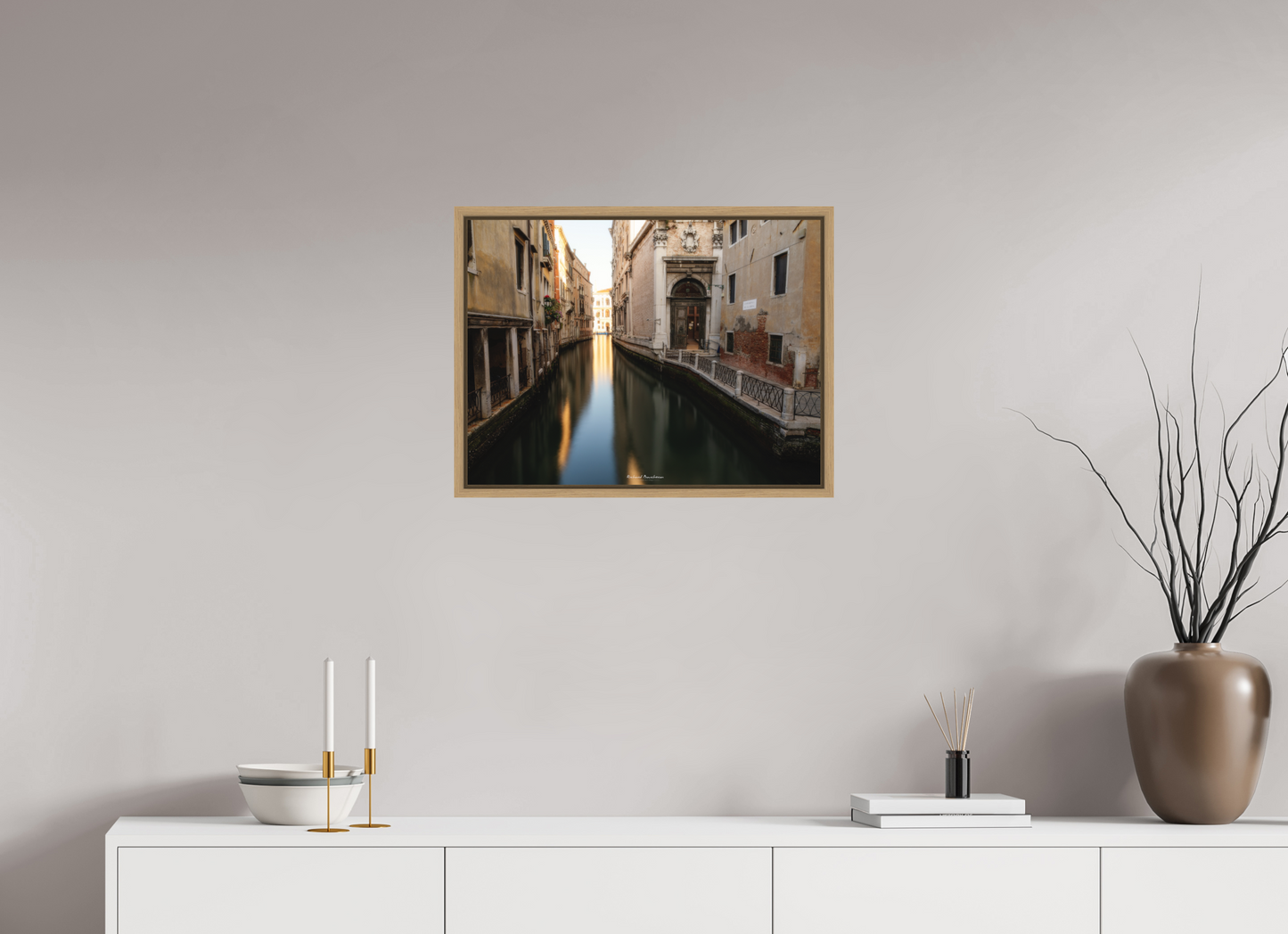 60 x 45 cm, Impression sur support rigide (Forex) avec cadre élégant type “caisse américaine” Venise au crépuscule : canal silencieux et lumière dorée
