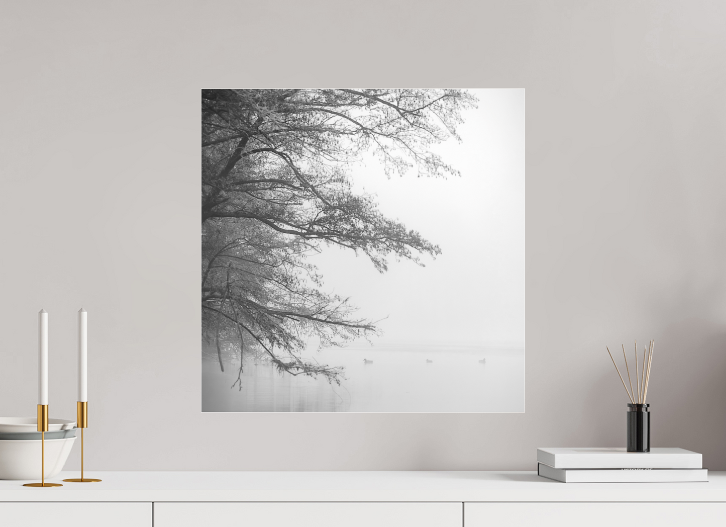 50 x 50 cm, Tirage noir et blanc sur plaque alu, avec une protection en plexiglass (durabilité-profondeur) Au petit matin, dans la brume | Photographie paysage hivernal minimaliste noir et blanc