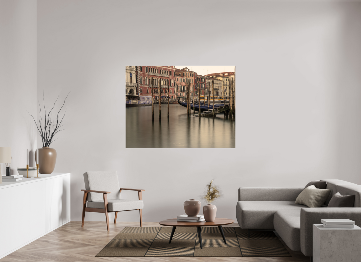 160 x 120 cm, Tirage couleur sur support solide en aluminium, recouvert d’une protection transparente (plexiglas). Lumière douce sur les gondoles du Grand Canal