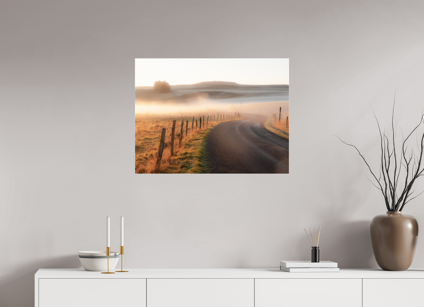 80 x 60 cm, Tirage couleur sur support solide en aluminium, recouvert d’une protection transparente (plexiglas). Route dans la brume dorée