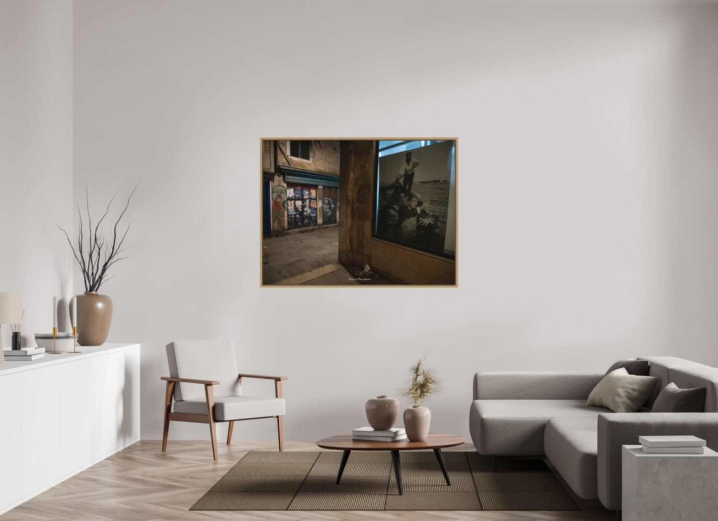 140 x 105 cm, Impression sur support rigide (Forex) avec cadre élégant type “caisse américaine” “Venise entre ombre et mémoire : art urbain et gondole intemporelle”