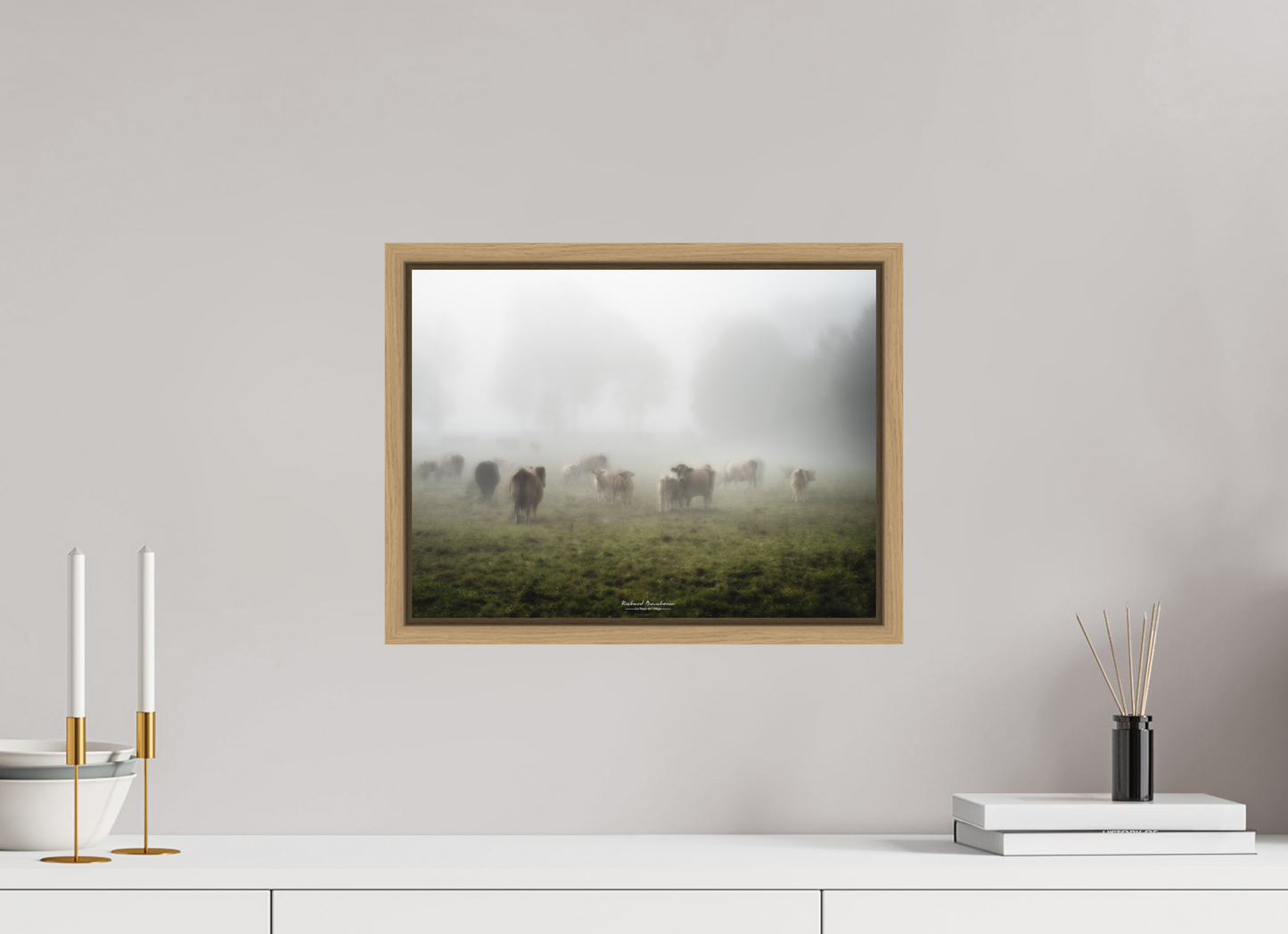 40 x 30 cm, Impression sur support rigide (Forex) avec cadre élégant type “caisse américaine” Brume Matinale et Troupeau Paisible | Tirage Photo Fine Art