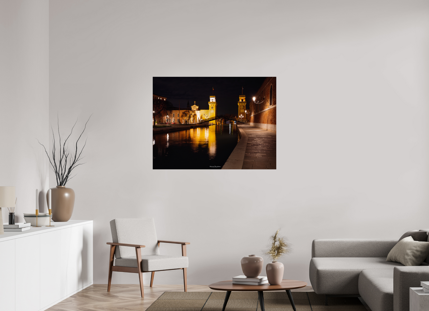 120 x 90 cm, Tirage couleur sur support solide en aluminium, recouvert d’une protection transparente (plexiglas). Venise nocturne – L’Arsenal illuminé et ses ponts historiques