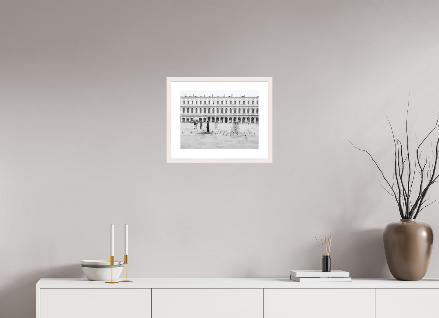 40 x 30 cm, Tirage Fine Art 30×40 cm — Passe-partout — Cadre Dans le mouvement de la place Saint-Marc – Photographie noir et blanc