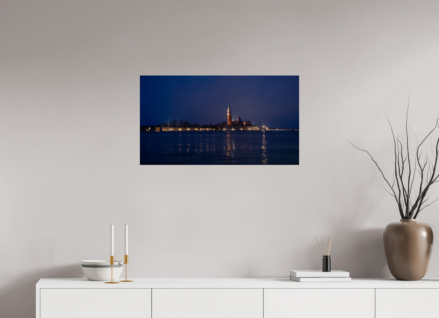 80 x 45 cm, Tirage couleur sur support solide en aluminium, recouvert d’une protection transparente (plexiglas). Venice Nocturne – Lights of San Giorgio Maggiore