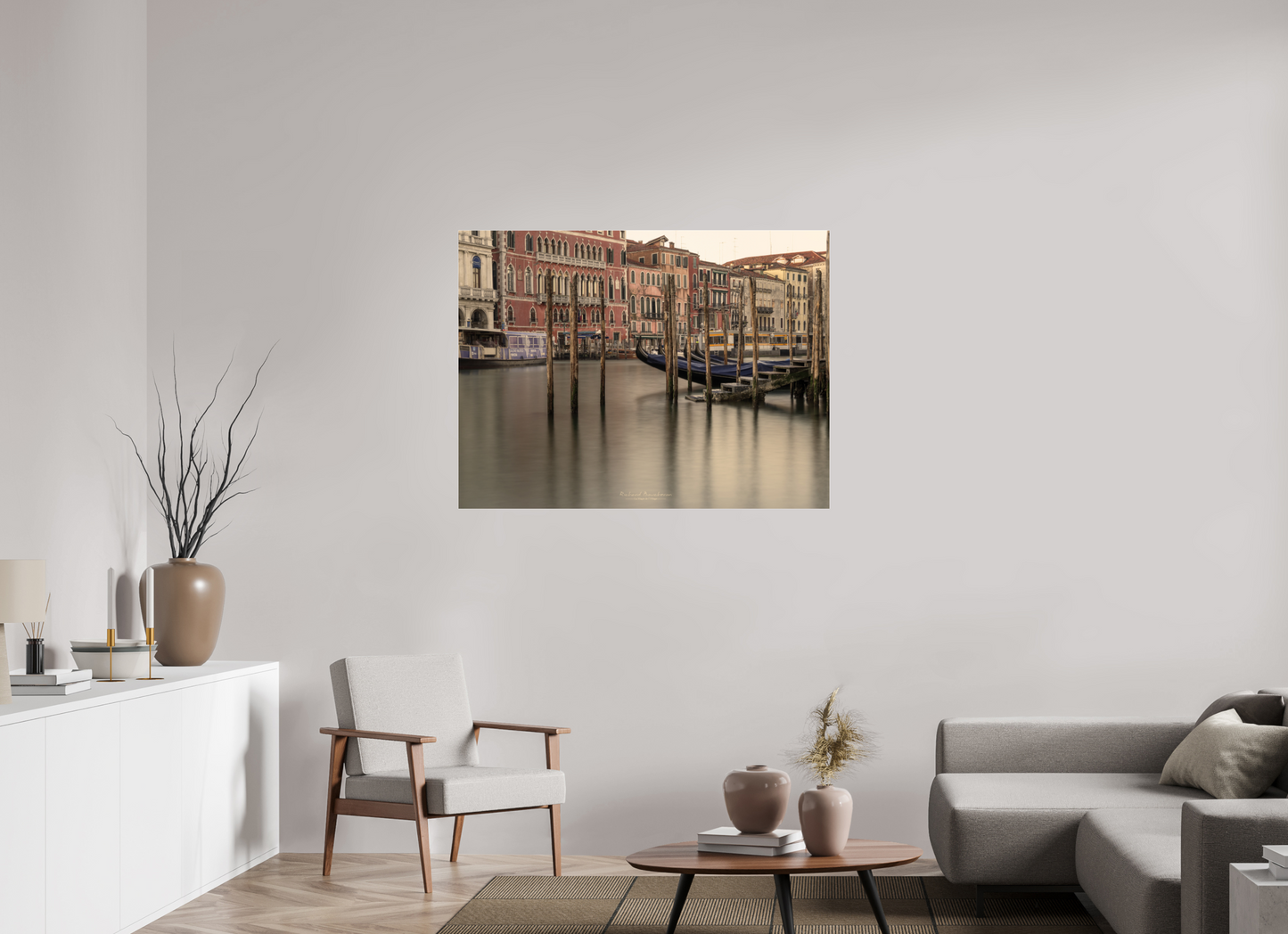 120 x 90 cm, Tirage couleur sur support solide en aluminium, recouvert d’une protection transparente (plexiglas). Lumière douce sur les gondoles du Grand Canal