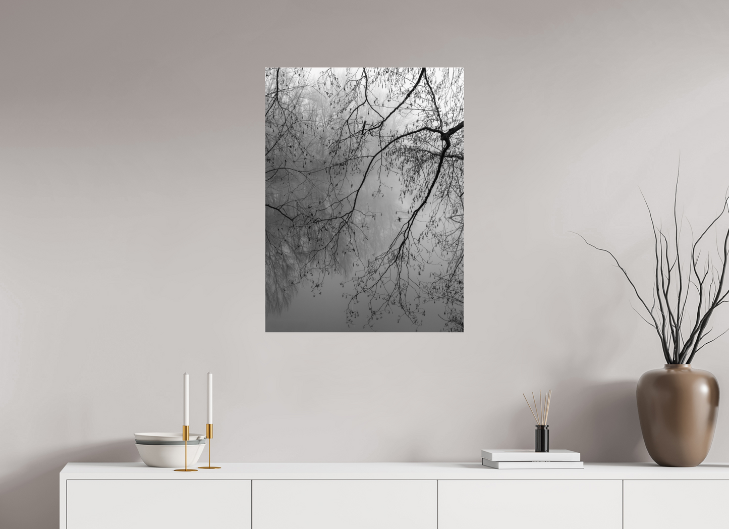 60 x 80 cm, Tirage noir et blanc sur plaque alu, avec une protection en plexiglass (durabilité-profondeur) Tirage photo minimaliste de branches dans la brume