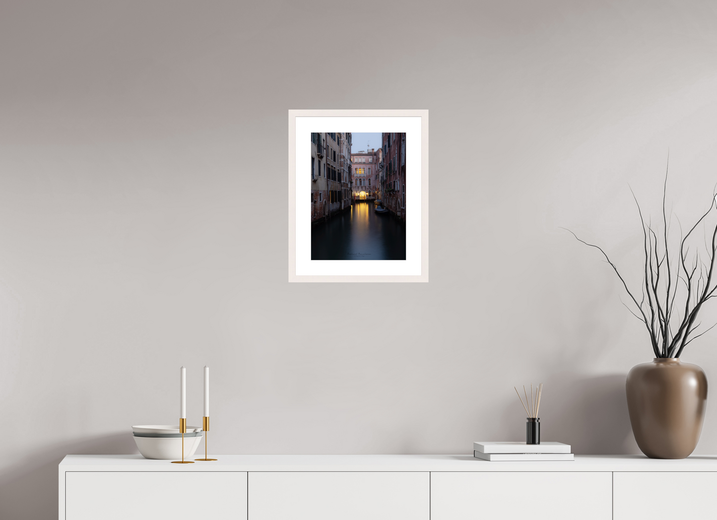 30 x 40 cm, Tirage Fine Art 30×40 cm — Passe-partout — Cadre Venise au Crépuscule : Canal Illuminé et Atmosphère Romantique