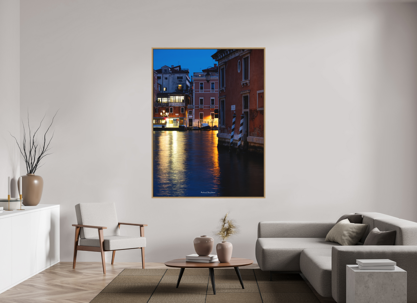 135 x 180 cm, Impression sur support rigide (Forex) avec cadre élégant type “caisse américaine” Venise de Nuit : Ambiance Poétique sur les Canaux Illuminés