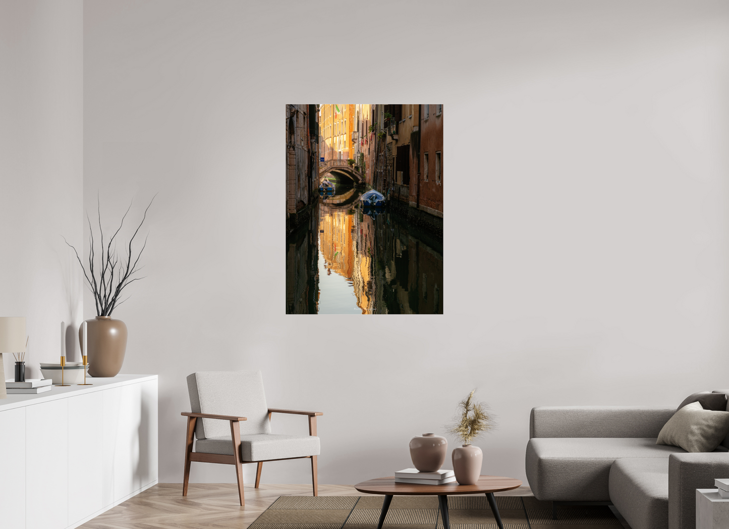 90 x 120 cm, Tirage couleur sur support solide en aluminium, recouvert d’une protection transparente (plexiglas). Venise intime : un canal silencieux baigné de lumière