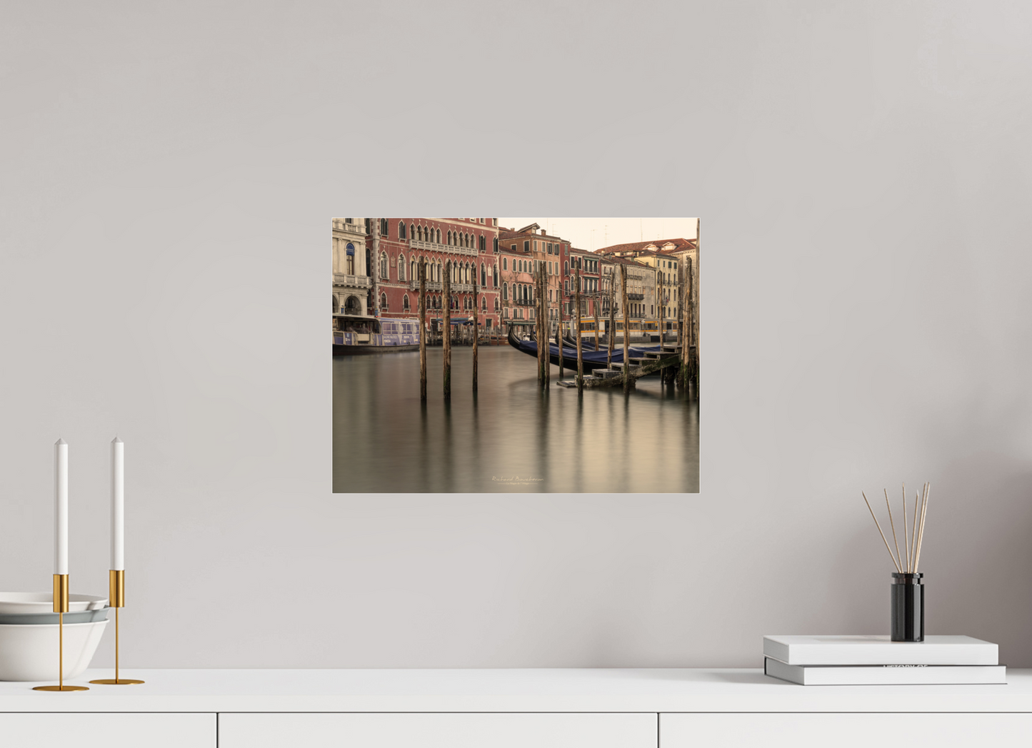 40 x 30 cm, Tirage couleur sur support solide en aluminium, recouvert d’une protection transparente (plexiglas). Lumière douce sur les gondoles du Grand Canal