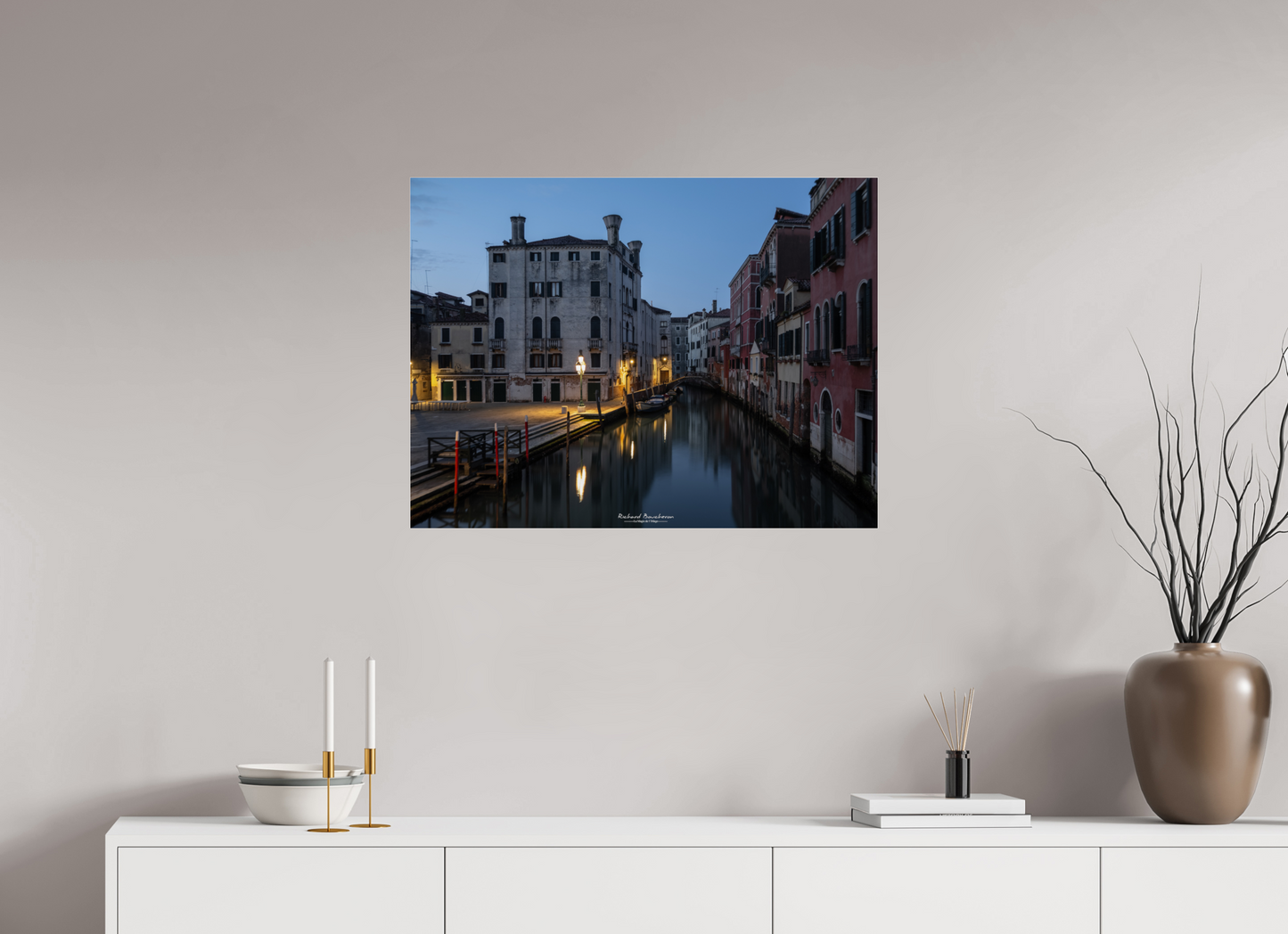 80 x 60 cm, Tirage couleur sur support solide en aluminium, recouvert d’une protection transparente (plexiglas). Venise au crépuscule : canal silencieux et lumière dorée