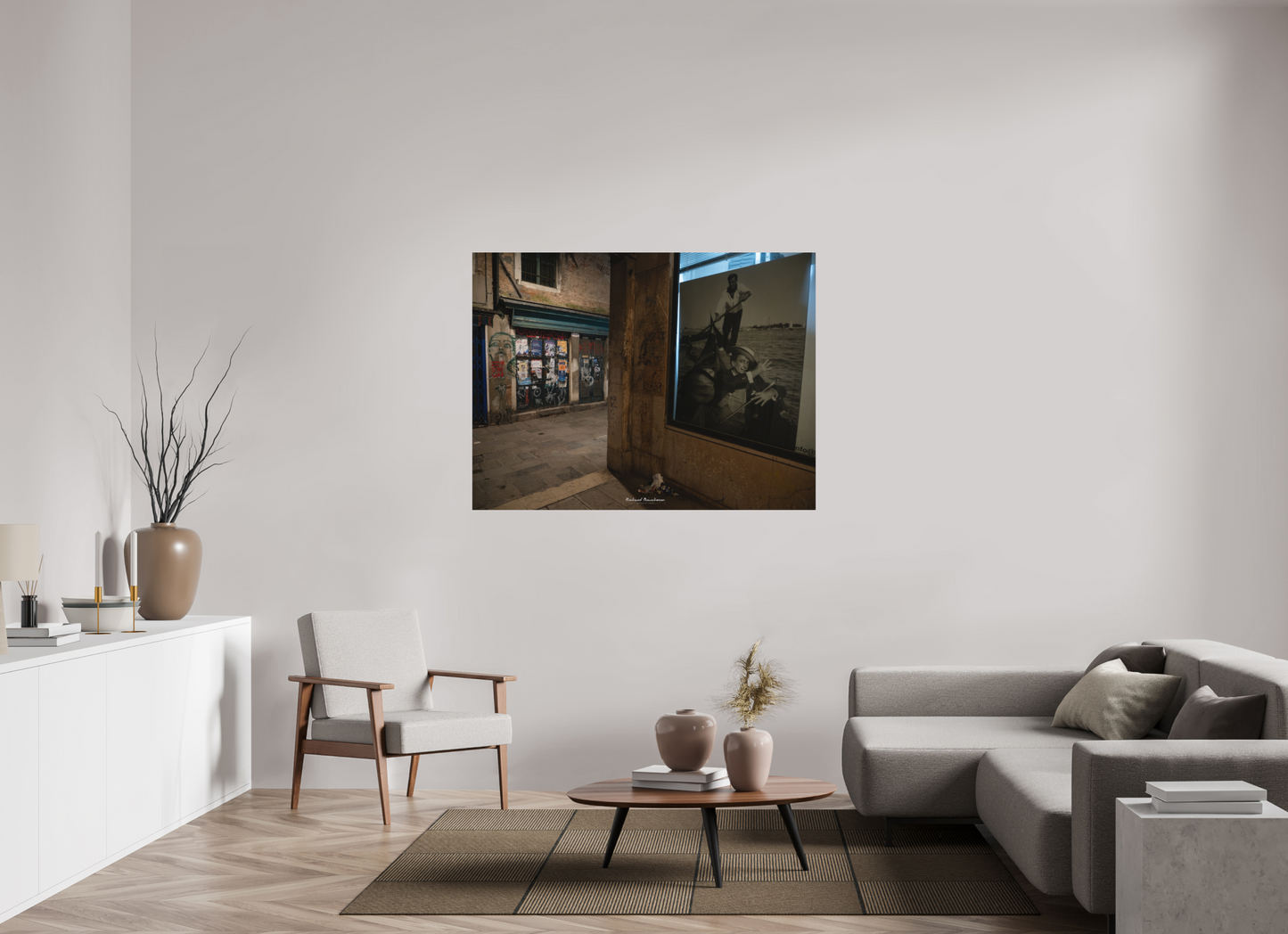140 x 105 cm, Impression directe couleur ou noir et blanc sur plaque d'aluminium (Solidité-Durabilité) “Venise entre ombre et mémoire : art urbain et gondole intemporelle”