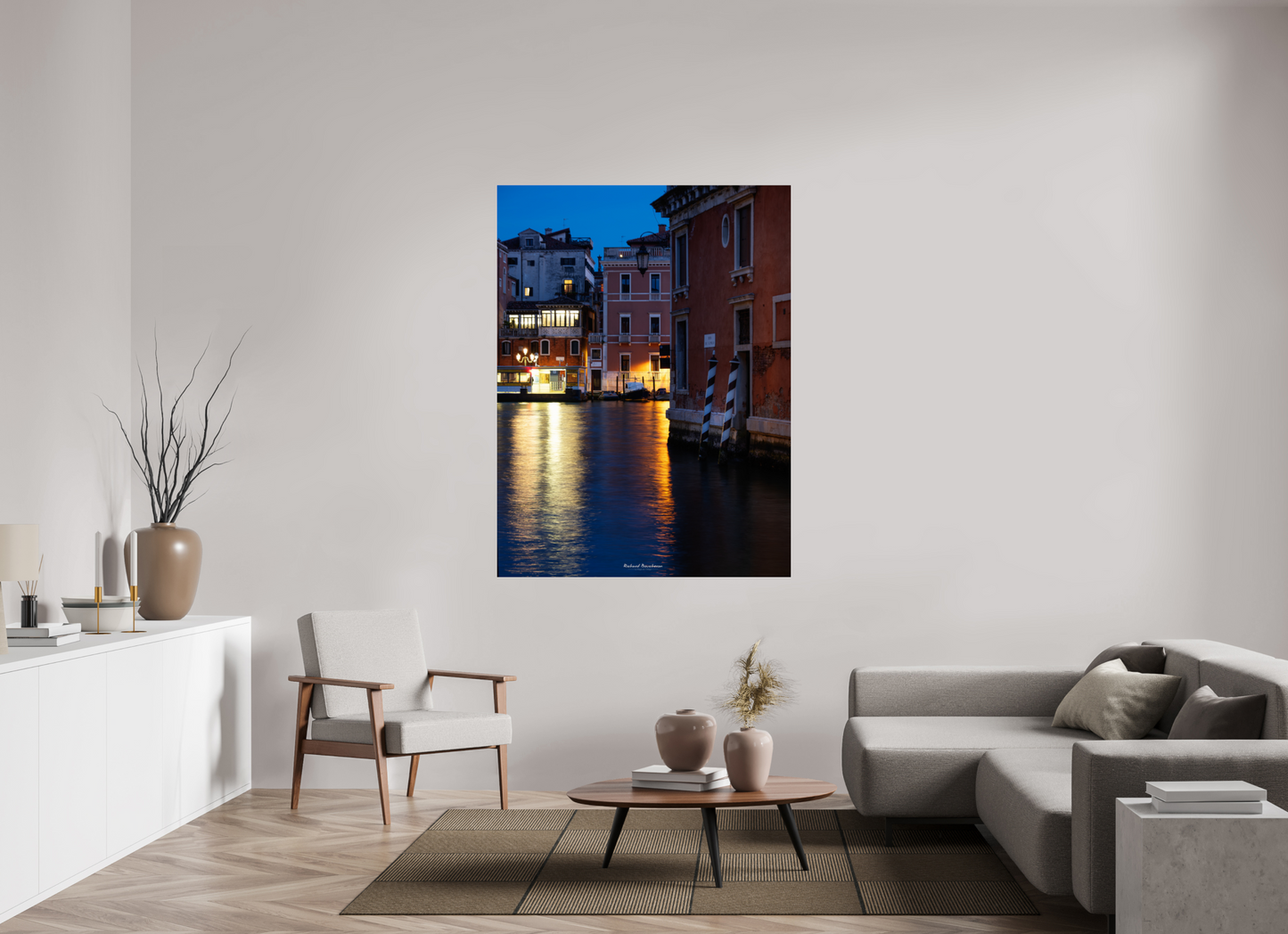 120 x 160 cm, Tirage couleur sur support solide en aluminium, recouvert d’une protection transparente (plexiglas). Venise de Nuit : Ambiance Poétique sur les Canaux Illuminés
