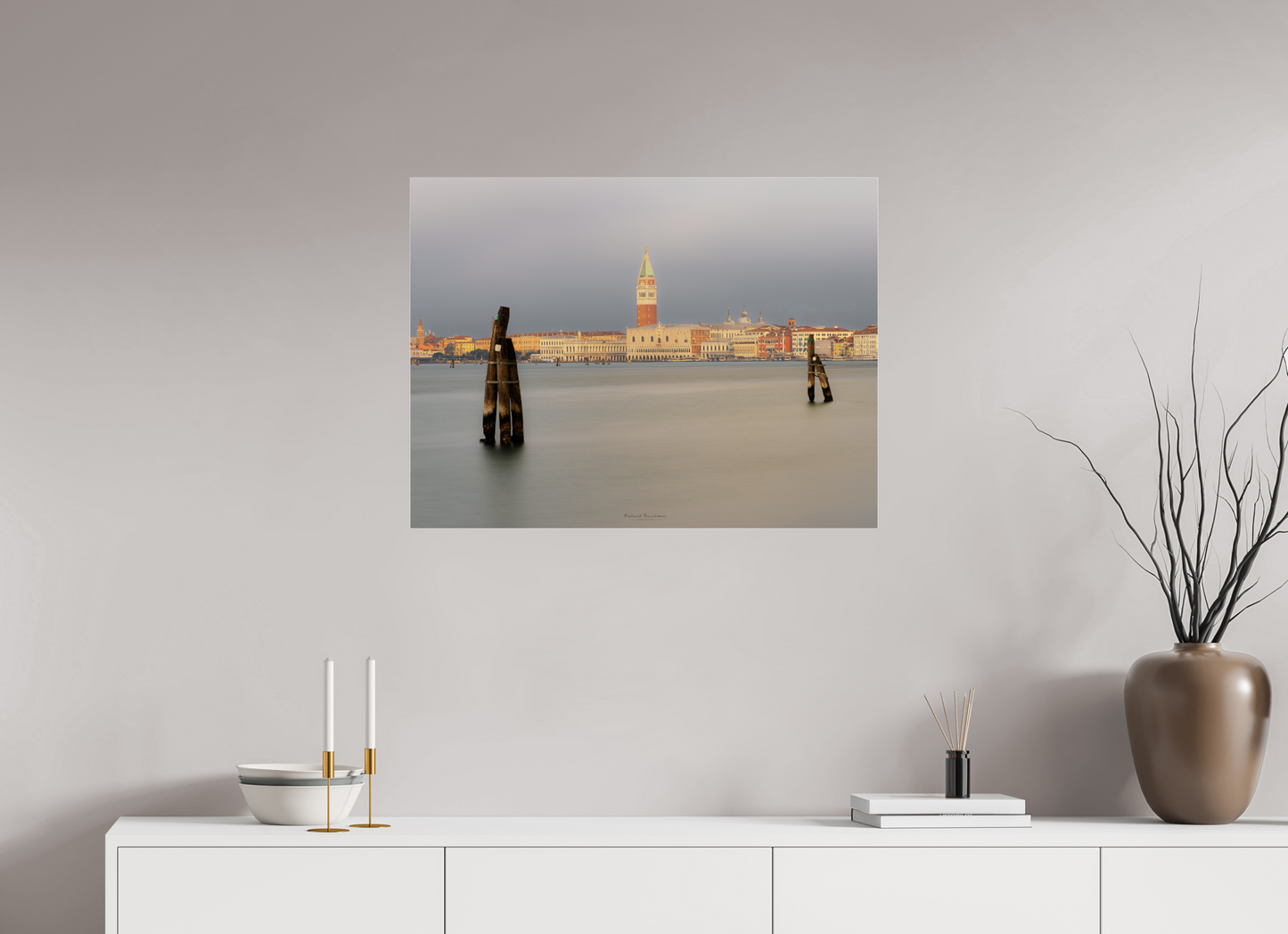 80 x 60 cm, Tirage couleur sur support solide en aluminium, recouvert d’une protection transparente (plexiglas). Venise au crépuscule : vue sur le Campanile et la lagune