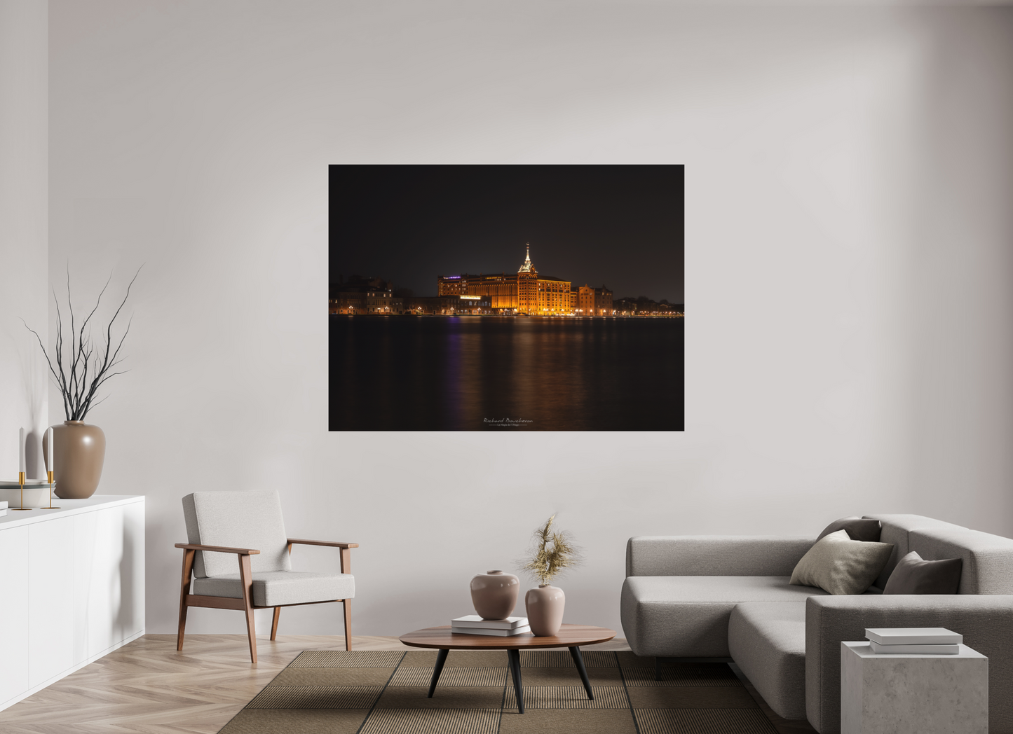 180 x 135 cm, Impression directe couleur ou noir et blanc sur plaque d'aluminium (Solidité-Durabilité) “Architecture historique illuminée de nuit – Reflets sur le canal et ambiance sereine”