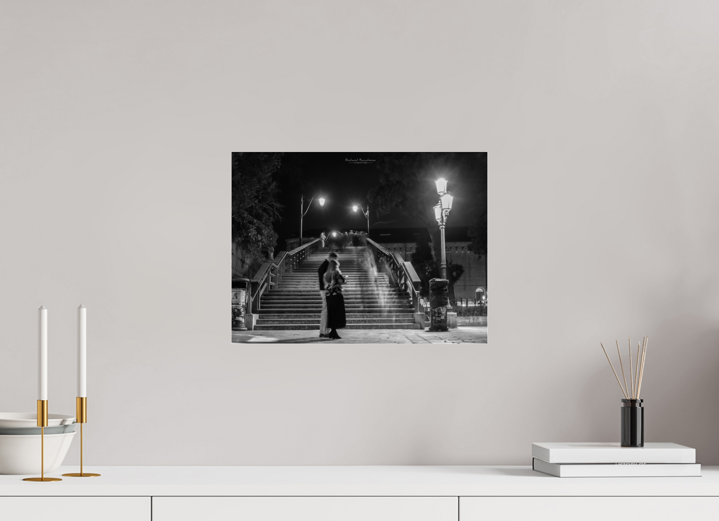 40 x 30 cm, Tirage noir et blanc sur plaque alu, avec une protection en plexiglass (durabilité-profondeur) Les amoureux du Pont de l’Accademia à Venise : lumière douce sur le Grand Canal