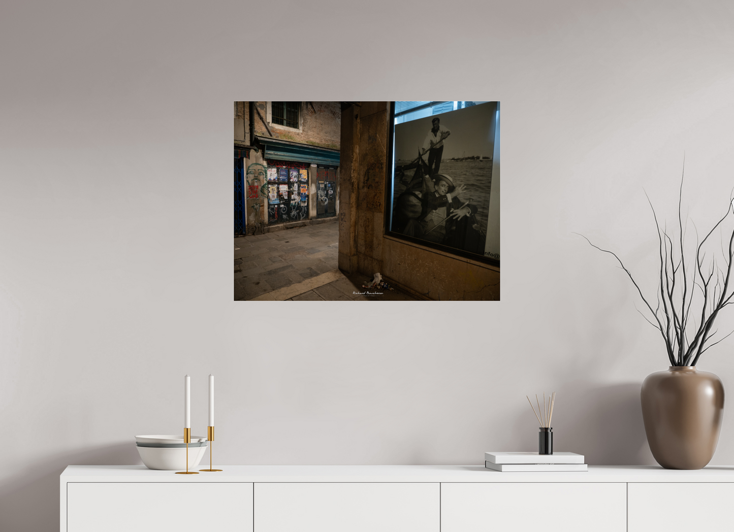 80 x 60 cm, Tirage couleur sur support solide en aluminium, recouvert d’une protection transparente (plexiglas). “Venise entre ombre et mémoire : art urbain et gondole intemporelle”