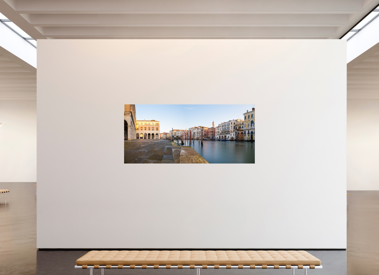 221,2 x 100 cm, Tirage couleur sur support solide en aluminium, recouvert d’une protection transparente (plexiglas). Venise au fil du temps - Lumière sur le Grand Canal