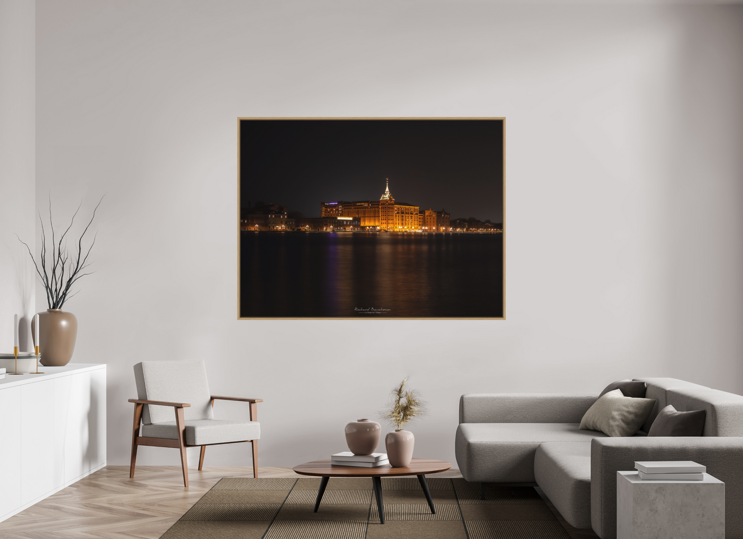 180 x 135 cm, Impression sur support rigide (Forex) avec cadre élégant type “caisse américaine” “Architecture historique illuminée de nuit – Reflets sur le canal et ambiance sereine”