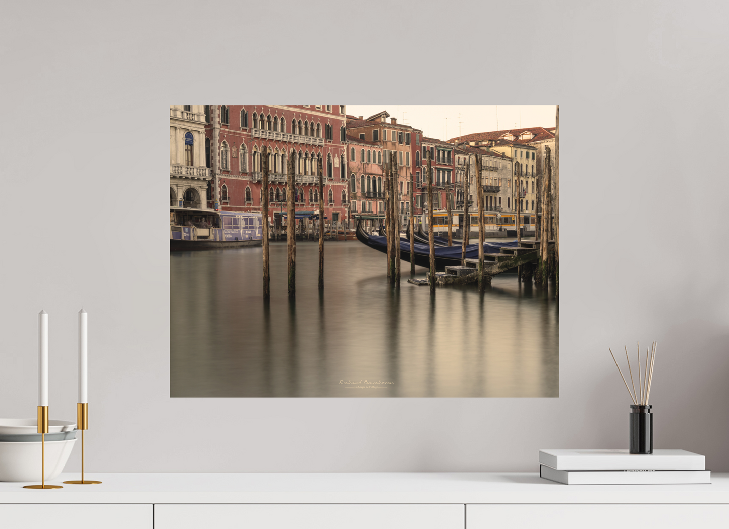 60 x 45 cm, Impression directe couleur ou noir et blanc sur plaque d'aluminium (Solidité-Durabilité) Lumière douce sur les gondoles du Grand Canal
