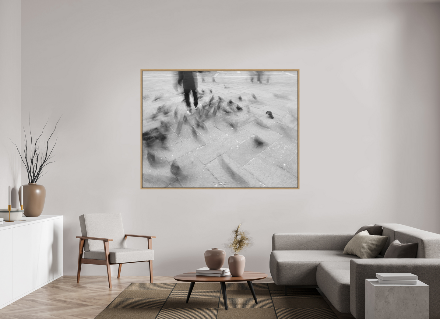 180 x 135 cm, Impression sur support rigide (Forex) avec cadre élégant type “caisse américaine” Les pigeons de la place St Marc – Photographie en noir et blanc