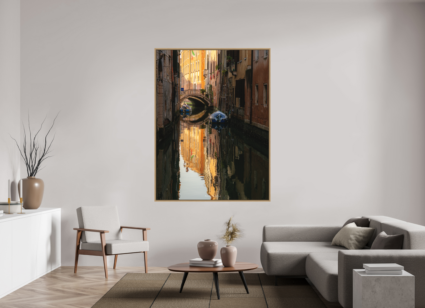 135 x 180 cm, Impression sur support rigide (Forex) avec cadre élégant type “caisse américaine” Venise intime : un canal silencieux baigné de lumière