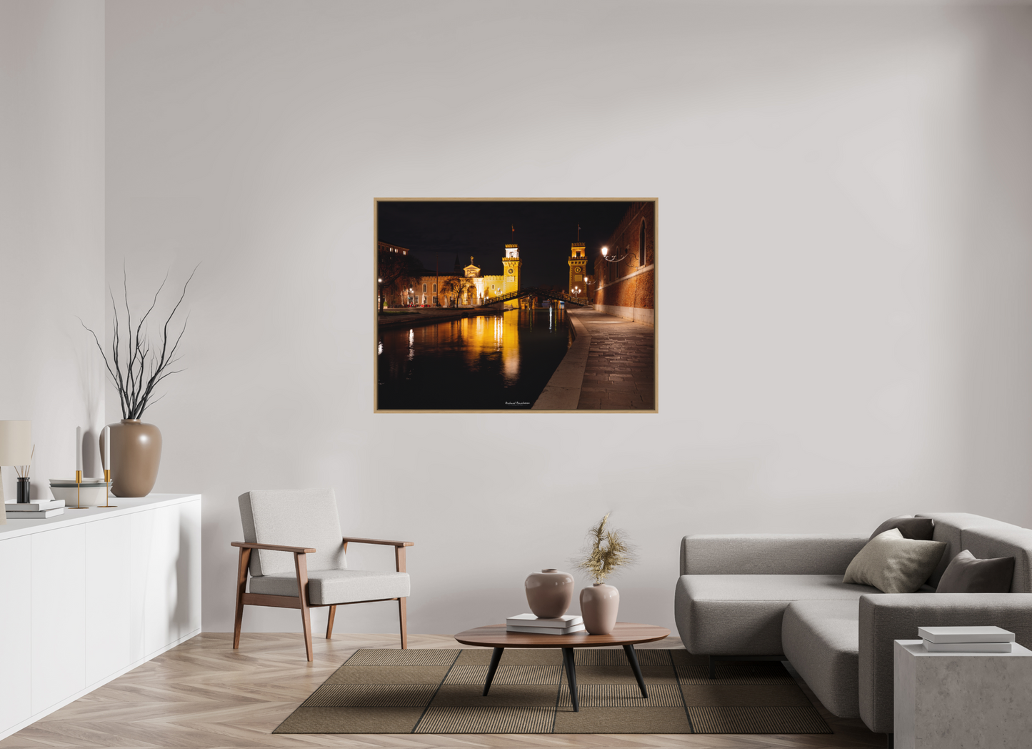 140 x 105 cm, Impression sur support rigide (Forex) avec cadre élégant type “caisse américaine” Venise nocturne – L’Arsenal illuminé et ses ponts historiques