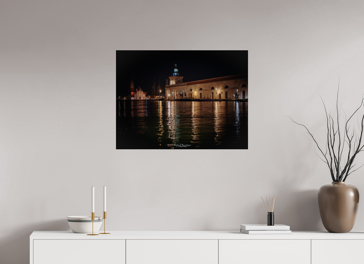80 x 60 cm, Tirage couleur sur support solide en aluminium, recouvert d’une protection transparente (plexiglas). Venise de nuit – Punta della Dogana illuminée