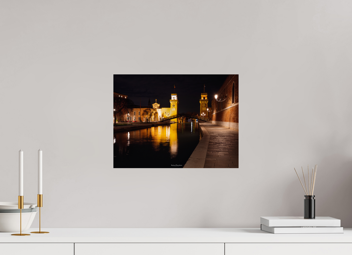 40 x 30 cm, Tirage couleur sur support solide en aluminium, recouvert d’une protection transparente (plexiglas). Venise nocturne – L’Arsenal illuminé et ses ponts historiques
