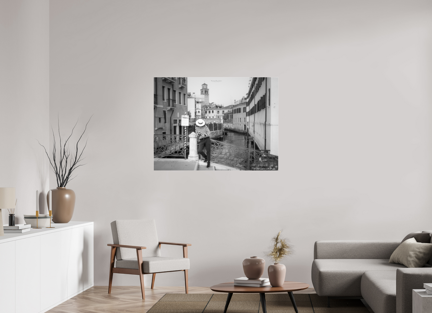 120 x 90 cm, Tirage noir et blanc sur plaque alu, avec une protection en plexiglass (durabilité-profondeur) Venise Noir et Blanc sur un Pont du Cannaregio
