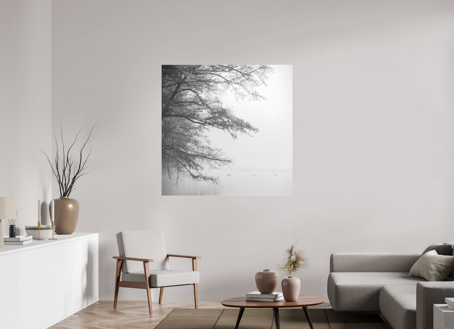 120 x 120 cm, Tirage noir et blanc sur plaque alu, avec une protection en plexiglass (durabilité-profondeur) Au petit matin, dans la brume | Photographie paysage hivernal minimaliste noir et blanc