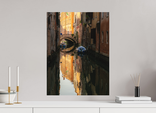 45 x 60 cm, Impression directe couleur ou noir et blanc sur plaque d'aluminium (Solidité-Durabilité) Venise intime : un canal silencieux baigné de lumière