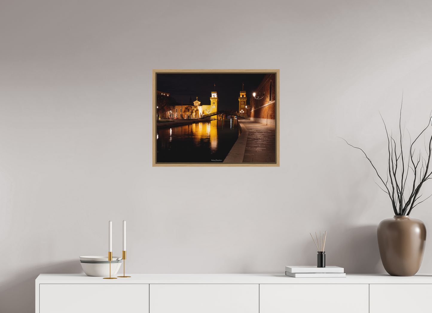 60 x 45 cm, Impression sur support rigide (Forex) avec cadre élégant type “caisse américaine” Venise nocturne – L’Arsenal illuminé et ses ponts historiques