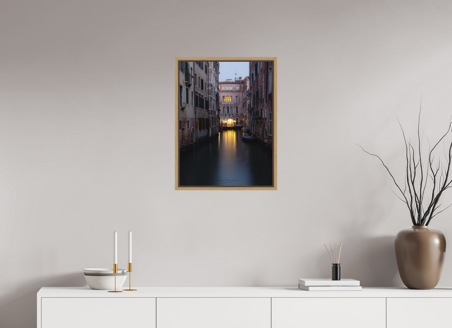 45 x 60 cm, Impression sur support rigide (Forex) avec cadre élégant type “caisse américaine” Venise au Crépuscule : Canal Illuminé et Atmosphère Romantique