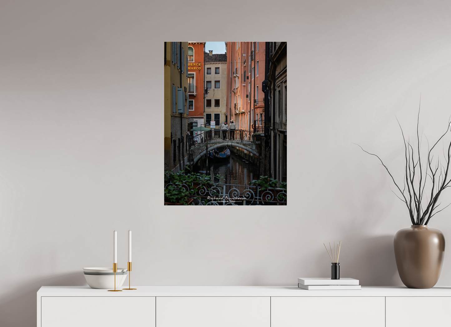 60 x 80 cm, Tirage couleur sur support solide en aluminium, recouvert d’une protection transparente (plexiglas). Scène Authentique de Venise — Gondoliers sur un Pont Historique