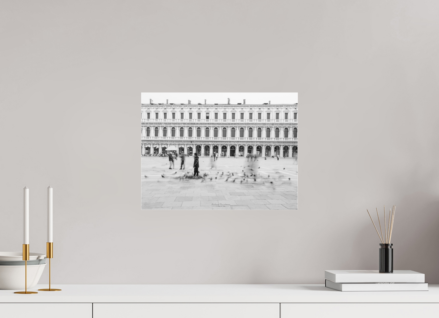 40 x 30 cm, Tirage noir et blanc sur plaque alu, avec une protection en plexiglass (durabilité-profondeur) Dans le mouvement de la place Saint-Marc – Photographie noir et blanc