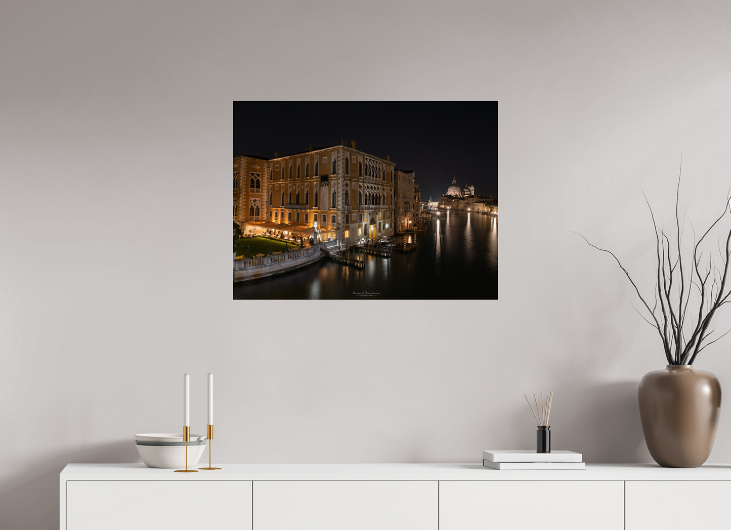 80 x 60 cm, Tirage couleur sur support solide en aluminium, recouvert d’une protection transparente (plexiglas). Palazzo Cavalli‑Franchetti au crépuscule