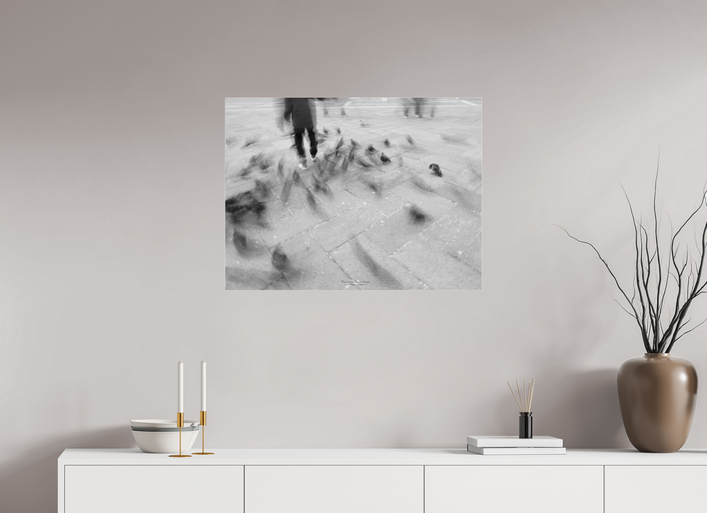 80 x 60 cm, Tirage noir et blanc sur plaque alu, avec une protection en plexiglass (durabilité-profondeur) Les pigeons de la place St Marc – Photographie en noir et blanc