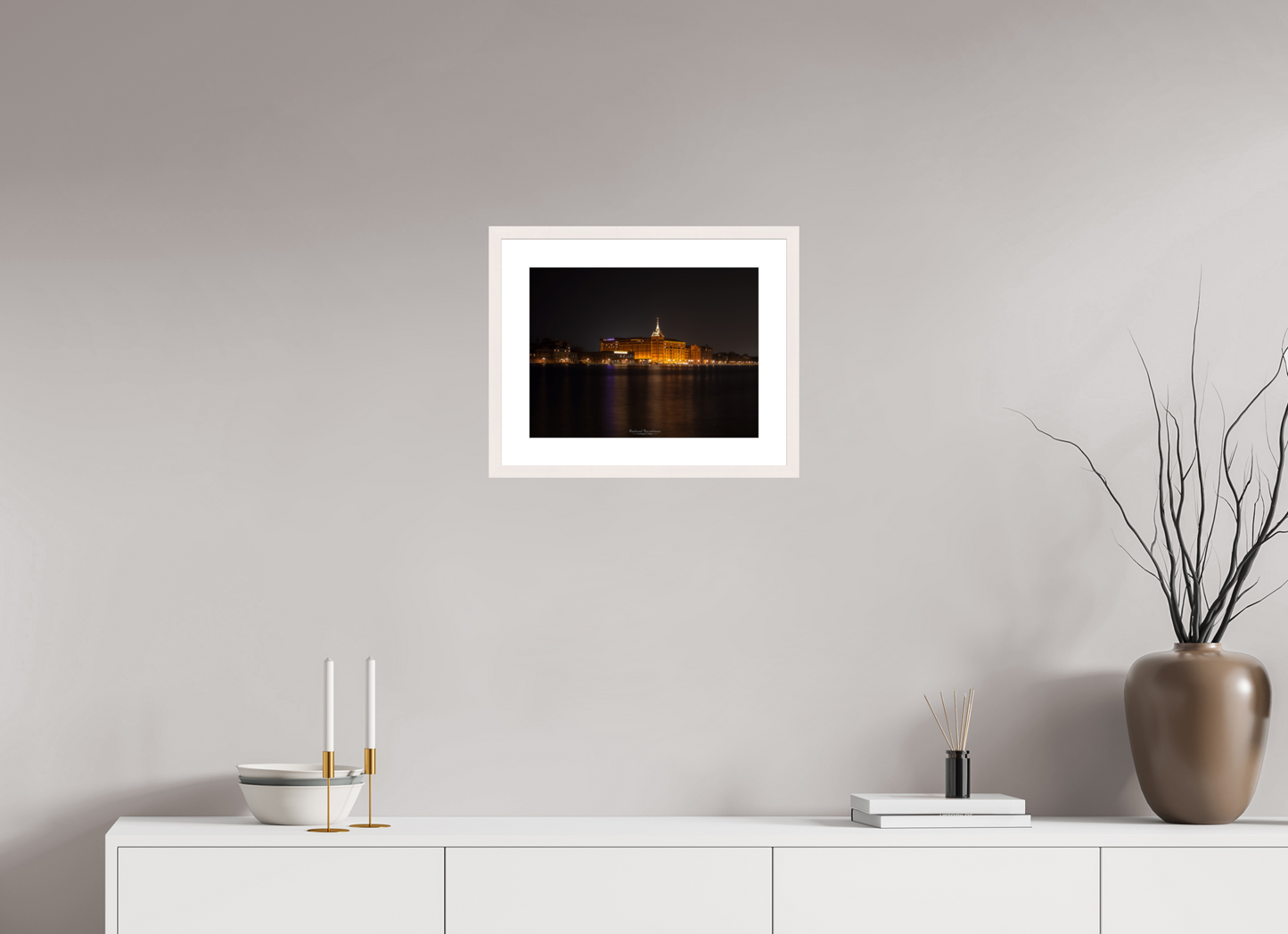 40 x 30 cm, Tirage Fine Art 30×40 cm — Passe-partout — Cadre “Architecture historique illuminée de nuit – Reflets sur le canal et ambiance sereine”