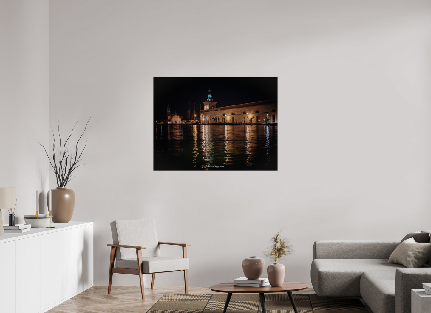 120 x 90 cm, Tirage couleur sur support solide en aluminium, recouvert d’une protection transparente (plexiglas). Venise de nuit – Punta della Dogana illuminée